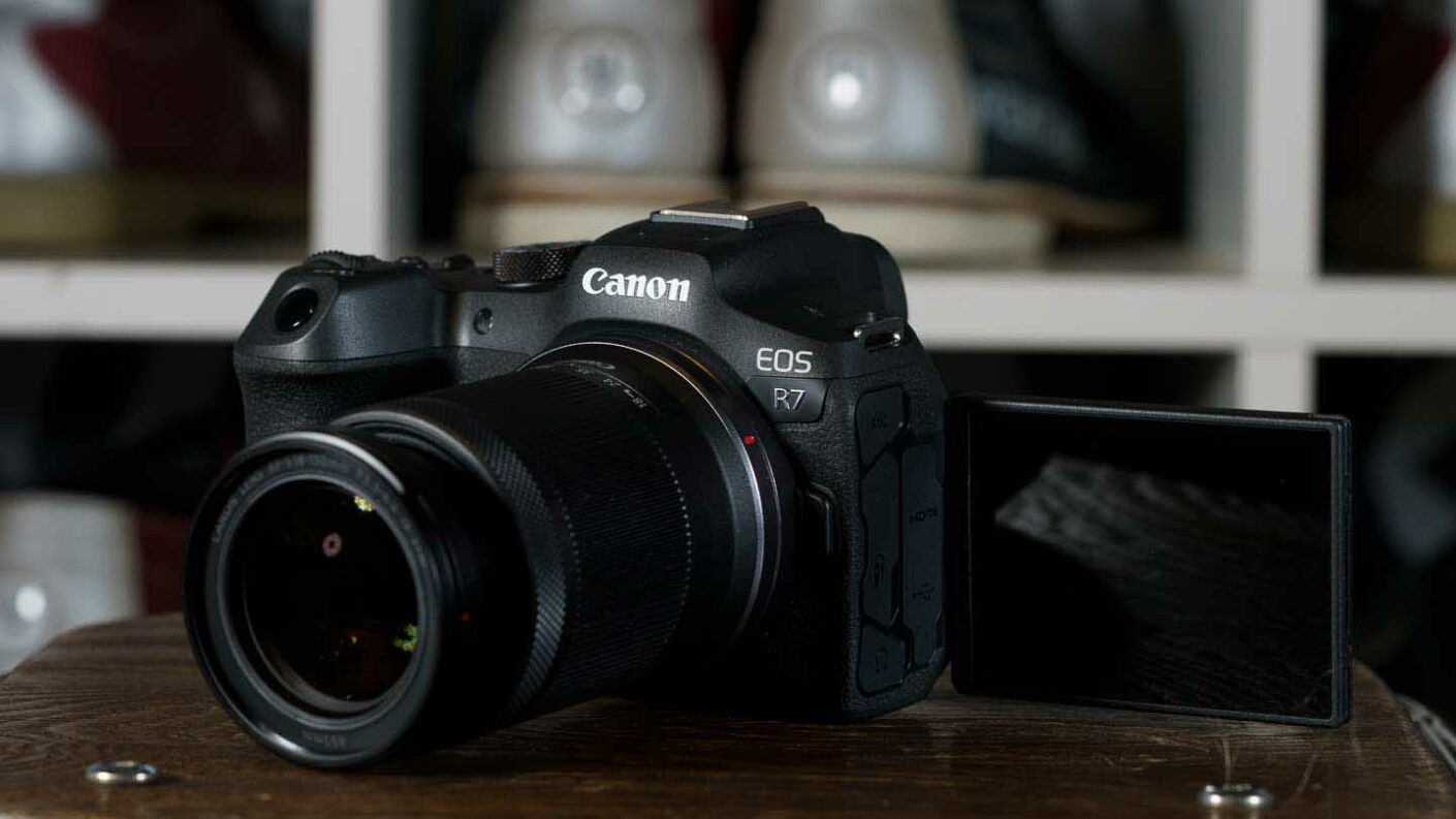 Camera có màn hình LCD cảm ứng xoay lật linh hoạt