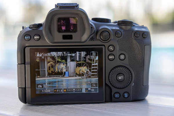Đánh Giá Canon EOS R6 Mark II - Độ Phân Giải Cao Hơn, Chụp Nhanh Hơn, Máy "Mát" Hơn!