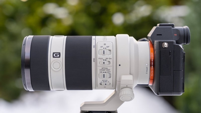 Sản phẩm là lens zoom tele thiết kế cho camera ngàm E Full Frame Sony