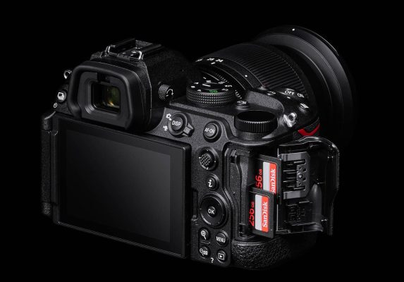 Nikon Z5II có hai khe thẻ nhớ SD hỗ trợ UHS-II, đảm bảo tốc độ ghi ổn định cho ảnh và video độ phân giải cao