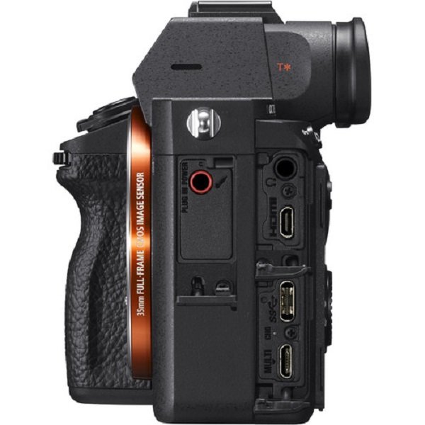 khe cắm thẻ nhớ trên máy ảnh mirrorless sony a73