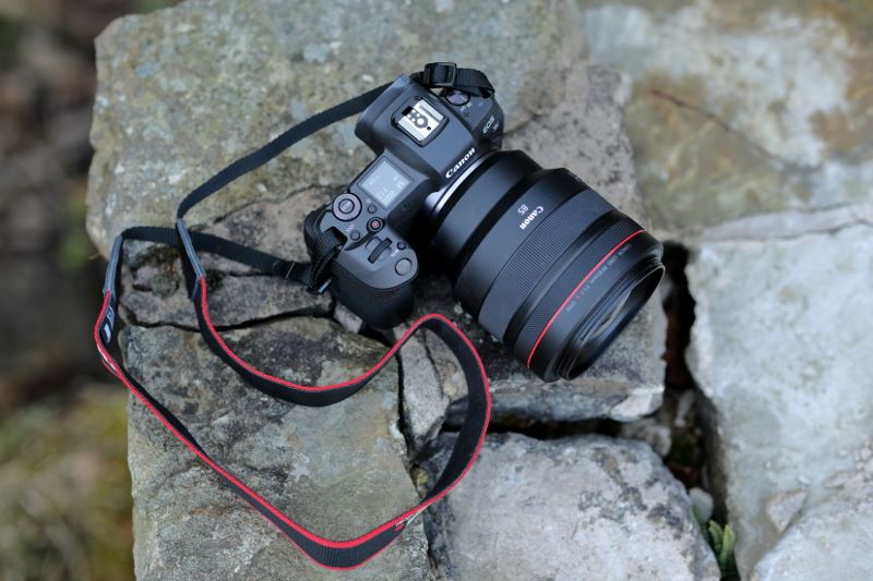 Thiết kế bền bỉ của ống kính Canon RF 85mm f/1.2L USM 