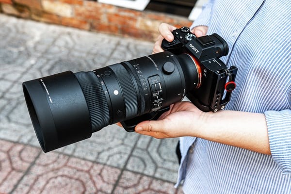 Sigma 70-200mm f2.8 DG DN OS Sports là ống kính sử dụng cơ chế zoom bên trong