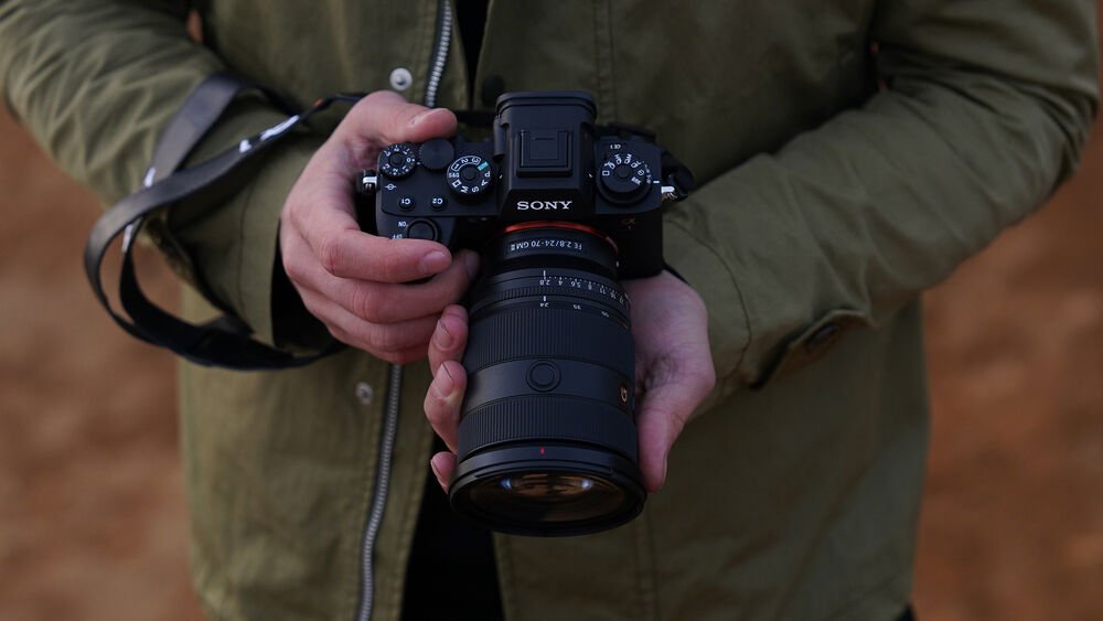 Sony FE 24 70mm f28 GM II có thiết kế nhỏ gọn chắc chắn