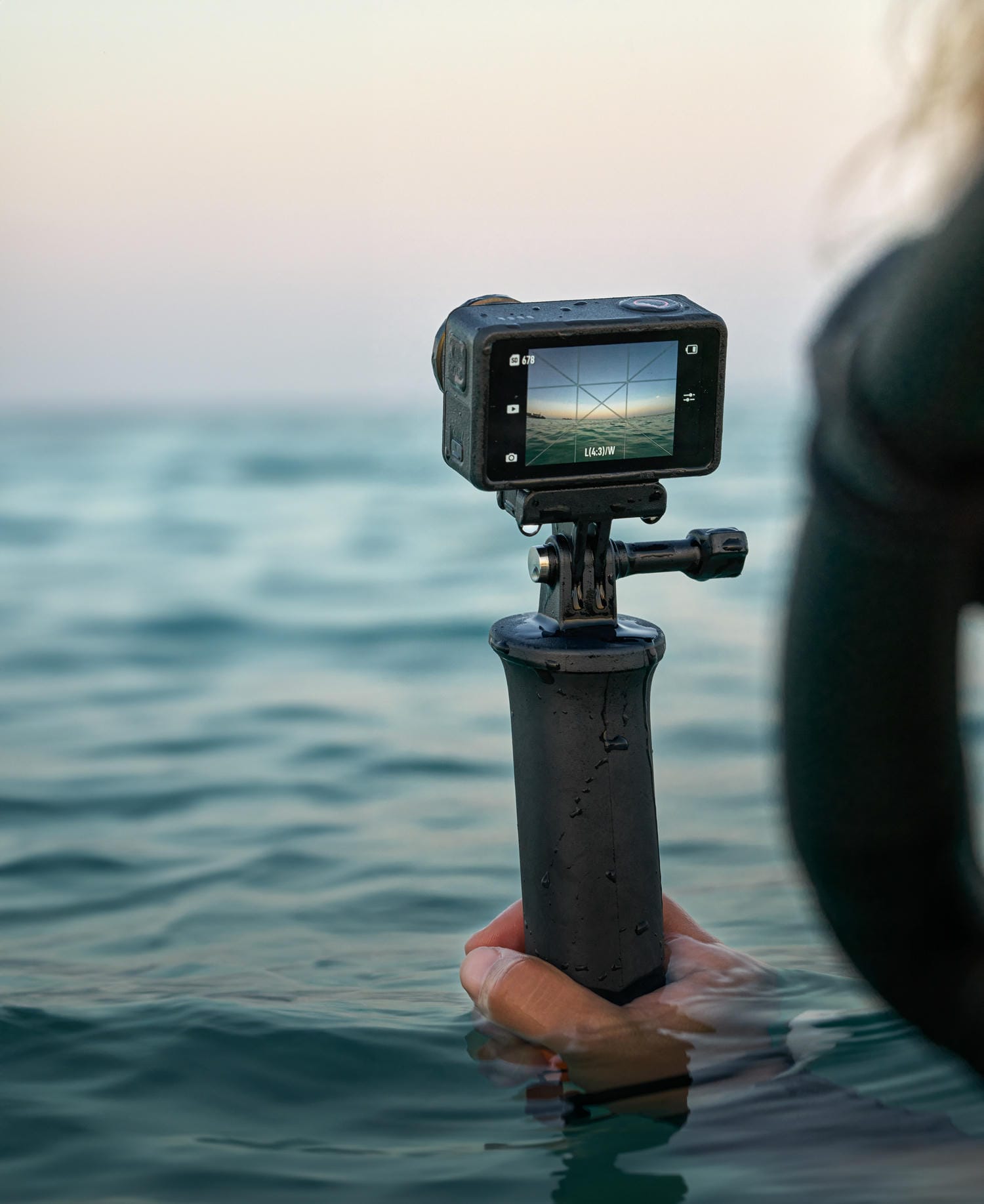 DJI Osmo Action 5 Pro còn được tích hợp đồng hồ đo áp suất nước chuyên nghiệp