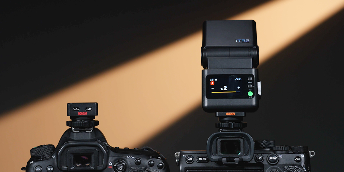 Hai chức năng: Đế gắn đèn flash và Trigger tích hợp trong một thiết bị.